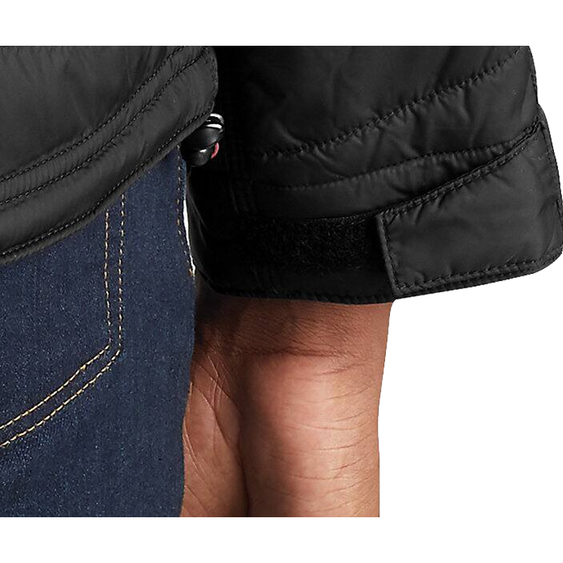 Detailaufnahme der Carhartt 102208 Gilliam Jacke, gefütterte schwarze Steppjacke mit Klettverschluss am Ärmelbund und Relaxed Fit