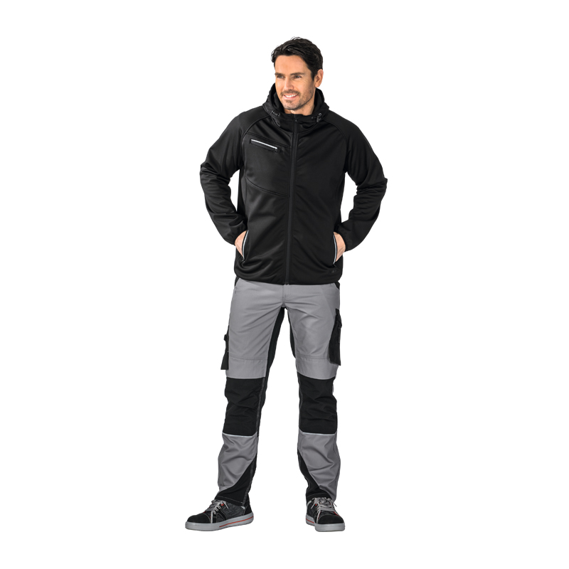 Mann trägt die schwarze Planam Fog Softshelljacke mit Stretch und Kapuze, frontal dargestellt als funktionale Arbeitsjacke.