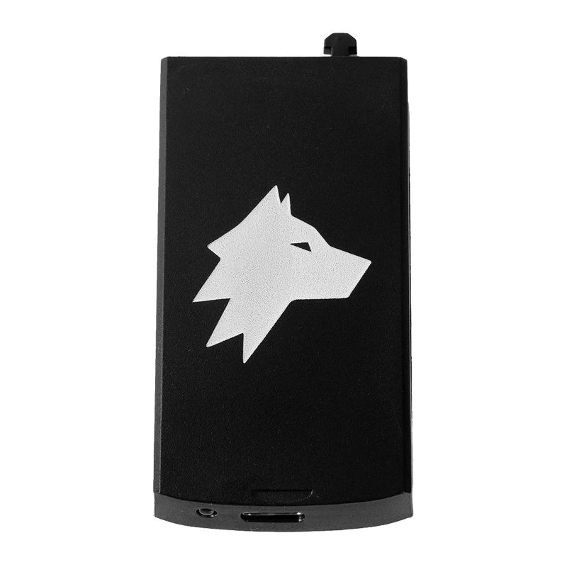 Frontansicht eines schwarzen Wolf Protection Produkts mit weißem Wolf-Logo auf dem Gehäuse