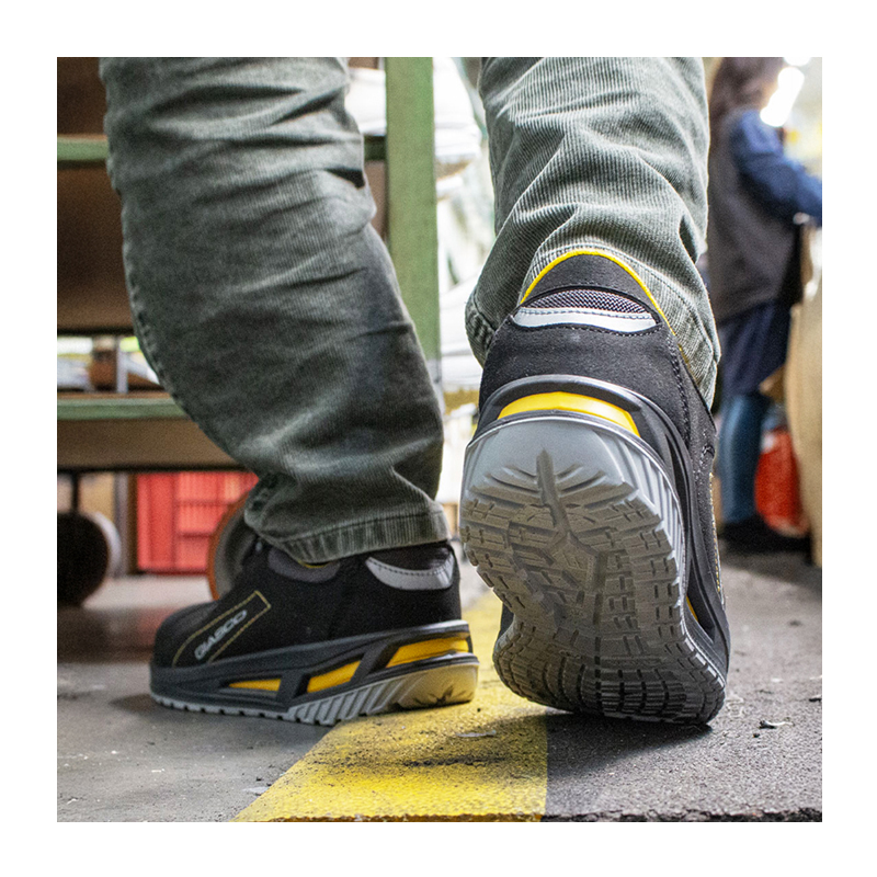 Giasco 3Move ESD Sport Evo S3L Sicherheitsschuhe beim Gehen im Arbeitsbereich, sportlicher ESD-Halbschuh mit ergonomischer 3MOVE-Sohle