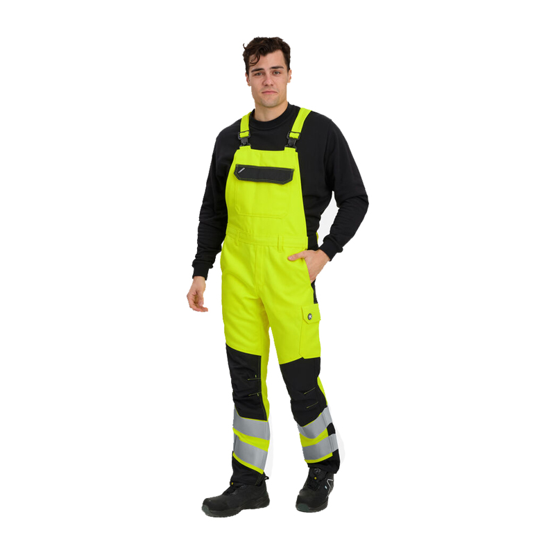 Mann trägt Engel Warnschutz-Latzhose in Neon-Gelb mit schwarzen Kniepartien, Brusttasche und Reflexstreifen für hohe Sichtbarkeit bei der Arbeit