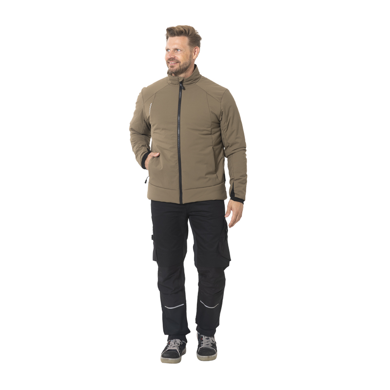 Mann trägt die Planam Hygge Jacke soft wattiert von Planam in Oliv, frontal freigestellt mit Stehkragen und Reißverschluss.