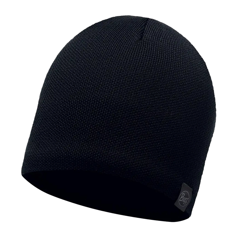 Schwarze Buff Strickmütze mit feiner Struktur und dezentem Logo-Patch, schlichte warme Beanie für Alltag und Outdoor