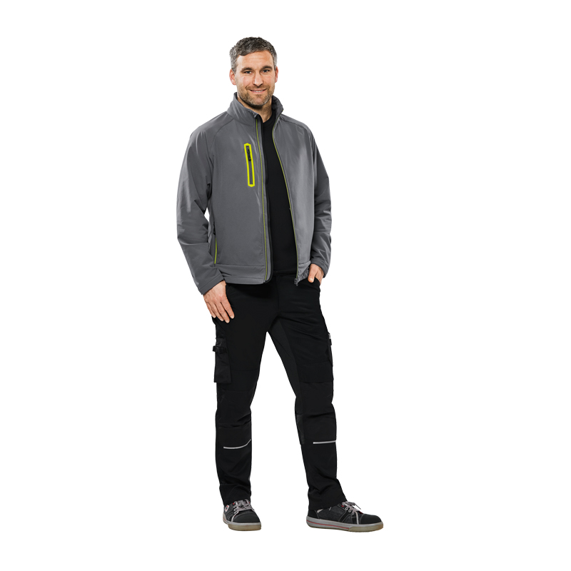 Mann trägt die graue Planam Flash Jacke mit Stretch und Teddyfutter als moderne Herren-Arbeitsjacke mit Kontrastdetails