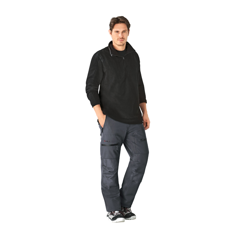 Model trägt die Planam Slope Winterhose wasserdicht mit Kniepolstertaschen in Grau – robuste Arbeits-Winterhose von Planam mit praktischen Taschen