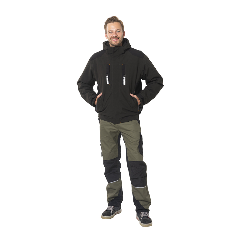 Mann trägt die schwarze Planam Moto Winterjacke wasserdichter Wetterschutz mit Kapuze als wetterfeste Herren-Arbeitsjacke