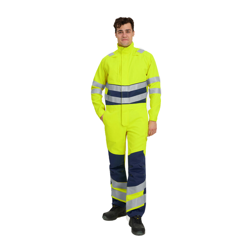 Mann trägt einen Engel Warnschutz-Overall in Neon Gelb mit dunkelblauen Einsätzen und reflektierenden Streifen für hohe Sichtbarkeit bei der Arbeit.