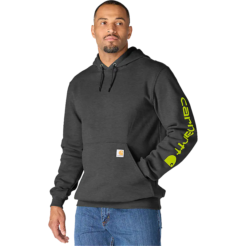 Model trägt Carhartt K288 Iconic Hoodie mit Schriftzug am Arm in Schwarz, Loose Fit Herren-Kapuzenpullover mit Kängurutasche und Kapuze