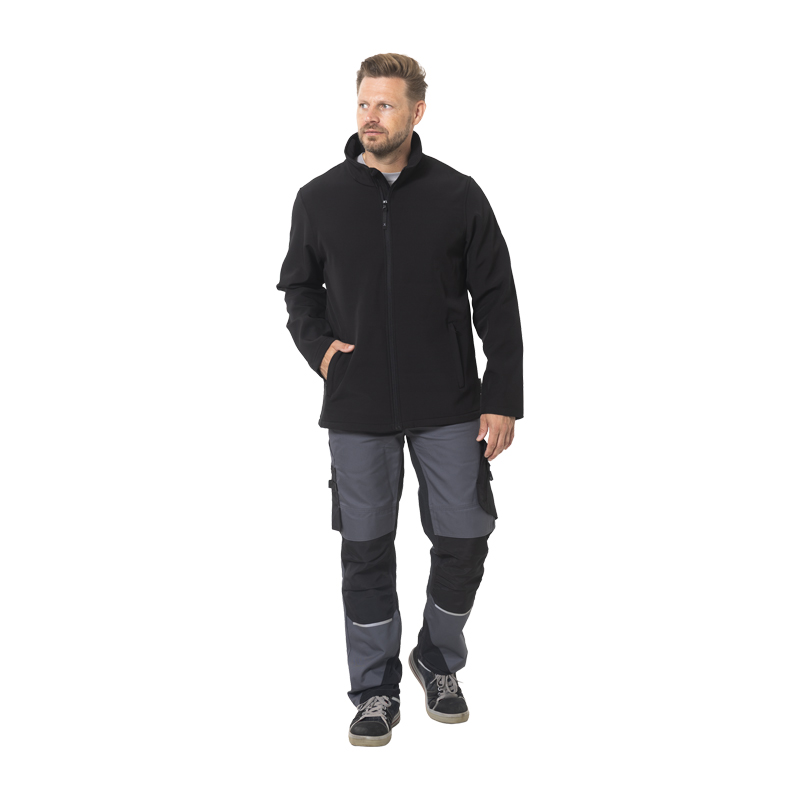 Model trägt die schwarze Planam Alto Jacke mit weichem Innenfleece, warme Arbeitsjacke mit Stehkragen und Reißverschluss