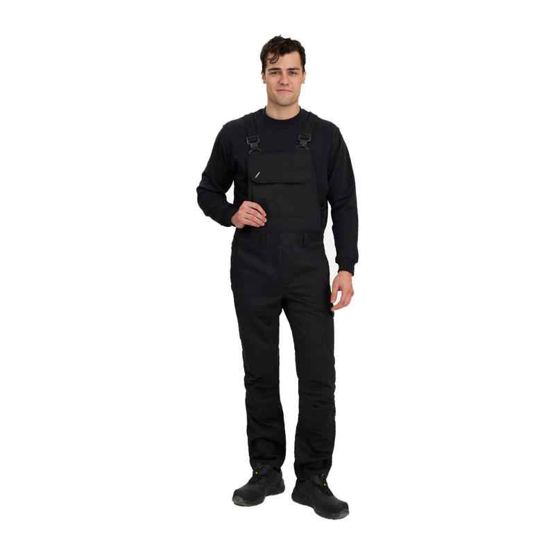 Mann trägt schwarze Engel Herren-Latzhose mit Brusttasche und verstellbaren Trägern als robuste Arbeitskleidung