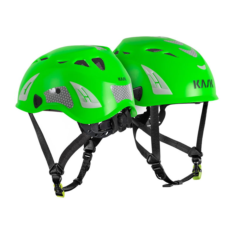 Zwei Kask SUPERPLASMA PL HI VIZ Kletterhelme EN 12492 in leuchtendem Hi-Viz Grün mit Belüftung, Reflexdetails und Kinnriemen