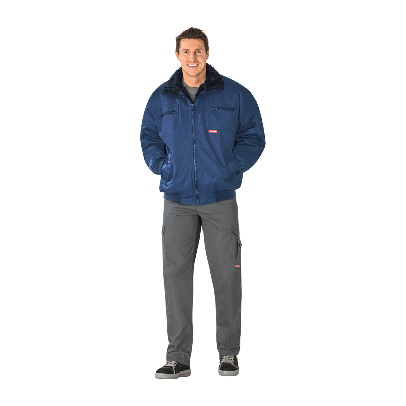 Mann trägt die Planam Gletscher Piloten Jacke nach EN 342 in Marineblau mit warmem Fellkragen als Winter-Arbeitsjacke