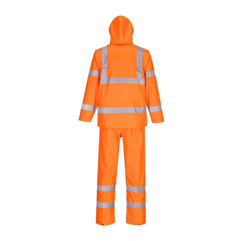 Rückansicht eines PortWest Warnschutz-Regenanzugs in leuchtendem Orange mit Kapuze und silbernen Reflexstreifen, bestehend aus Jacke und Hose