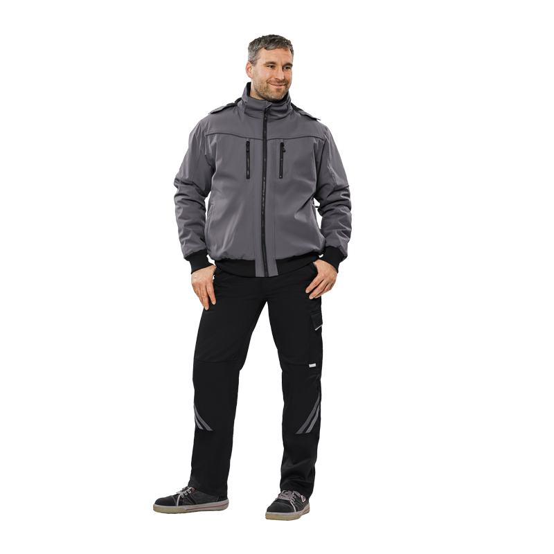 Mann trägt den Planam Plane Blouson gefüttert mit Kapuze in Grau, funktionale Herren-Arbeitsjacke von Planam in Frontalansicht