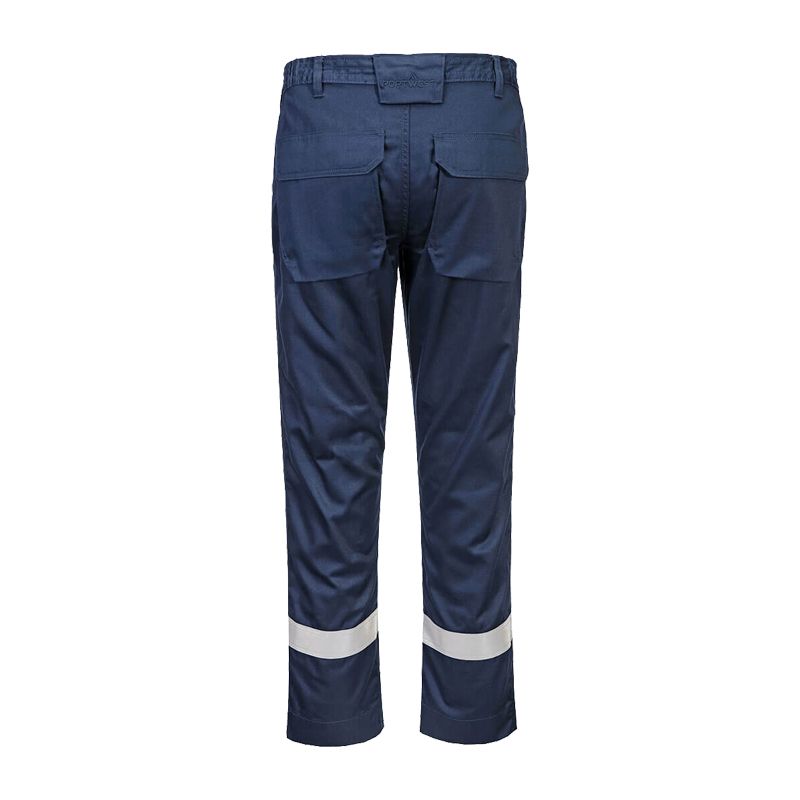 Rückansicht einer marineblauen PortWest Arbeitshose mit Gesäßtaschen und reflektierenden Streifen an den Beinabschlüssen