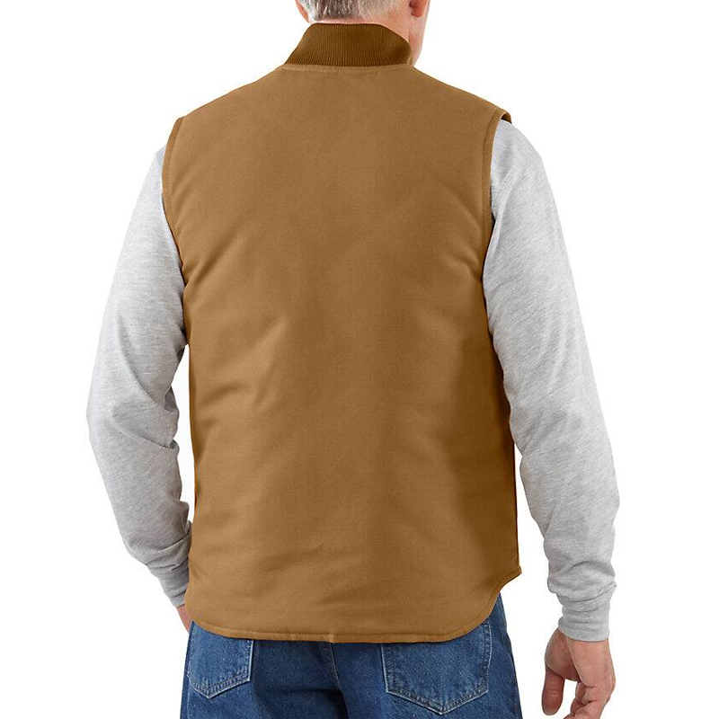 Rückansicht der Carhartt 106676 V01 Iconic Thermo Weste aus festem Duck Material in Braun, getragen von einem Model