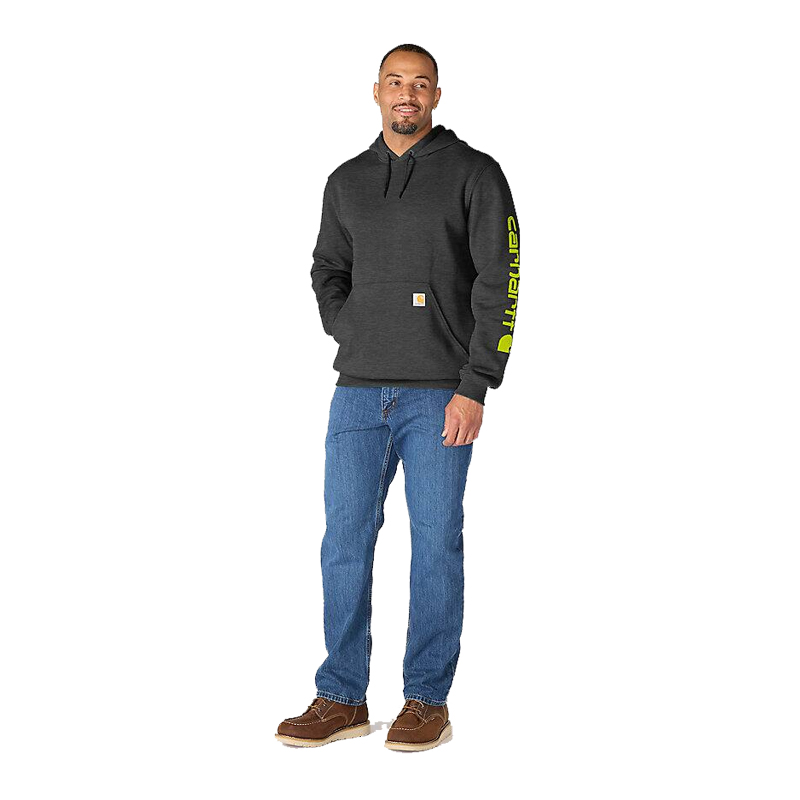 Herren trägt den Carhartt K288 Iconic Hoodie mit Schriftzug am Arm in Dunkelgrau, Loose Fit, mit Kapuze und Kängurutasche