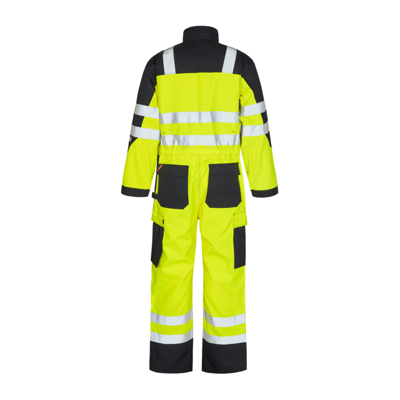 Rückansicht eines gelb-schwarzen Warnschutz-Overalls mit silbernen Reflexstreifen, Stehkragen und aufgesetzten Taschen