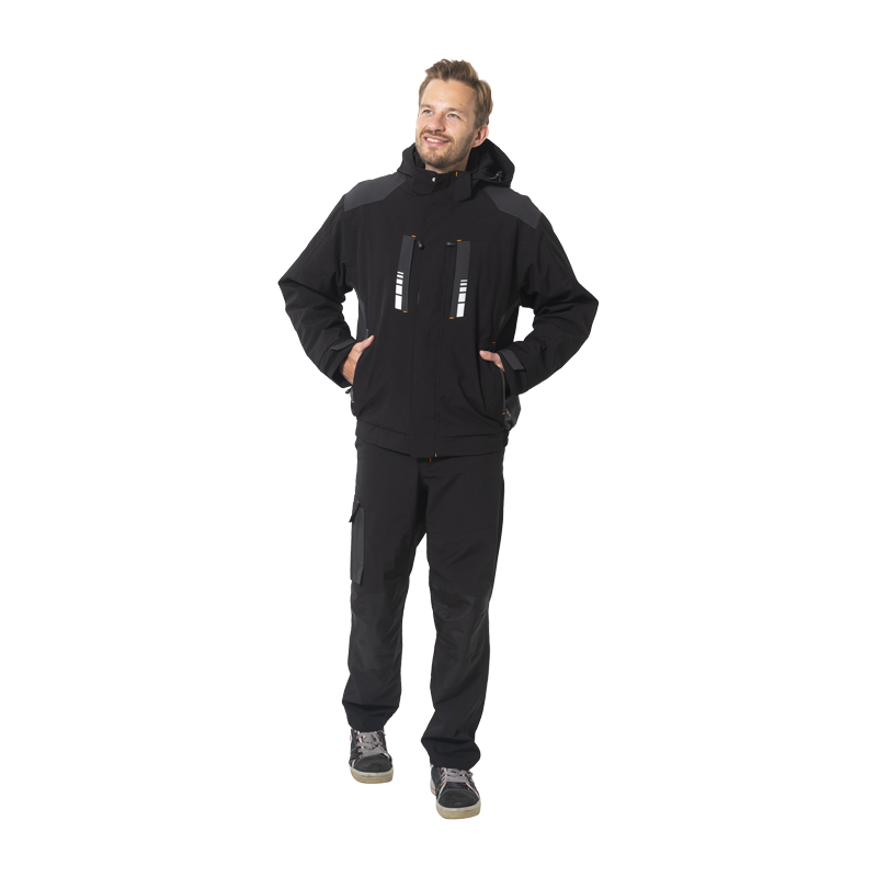 Model trägt die schwarze Planam Moto Winterjacke wasserdichter Wetterschutz mit Kapuze und reflektierenden Details, ideal für kalte und nasse Wetterbedingungen.