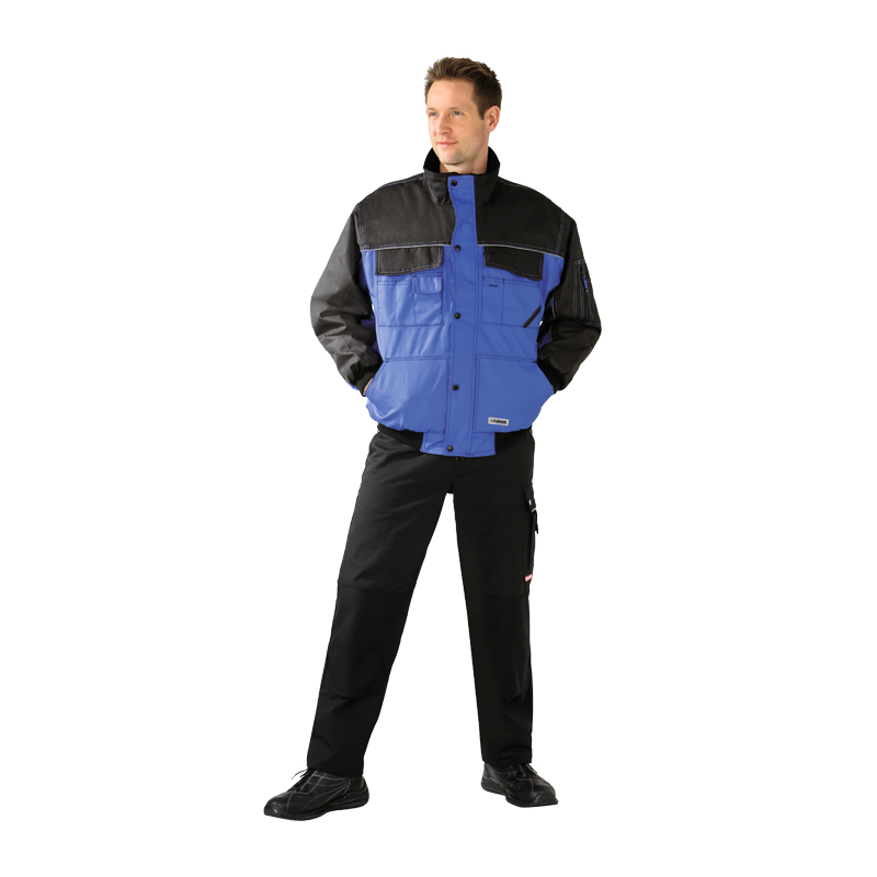 Mann trägt Planam Dust Blouson Wetterschutz mit Reflexbiesen in Blau-Schwarz, robuste wetterfeste Arbeitsjacke von Planam in Frontansicht