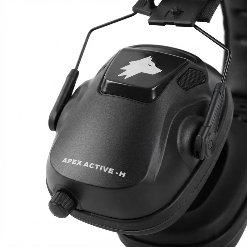 Detailansicht des schwarzen aktiven Gehörschutzes Apex Active-H mit Wolf-Logo, Bügelhalterung und Lautstärkeregler