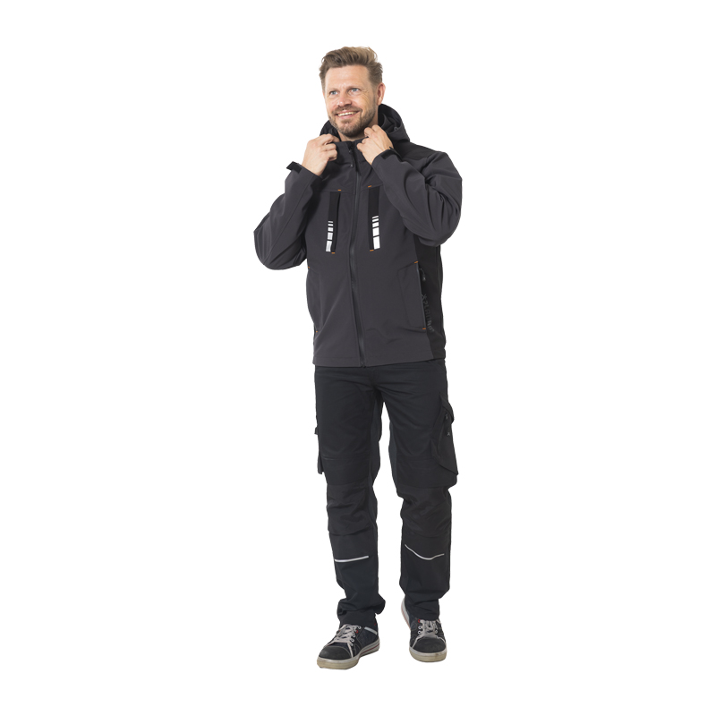 Mann trägt die Planam Moto Softshelljacke mit Kapuze in Anthrazit, frontal fotografiert, mit hohem Kragen und funktionalem Workwear-Design.