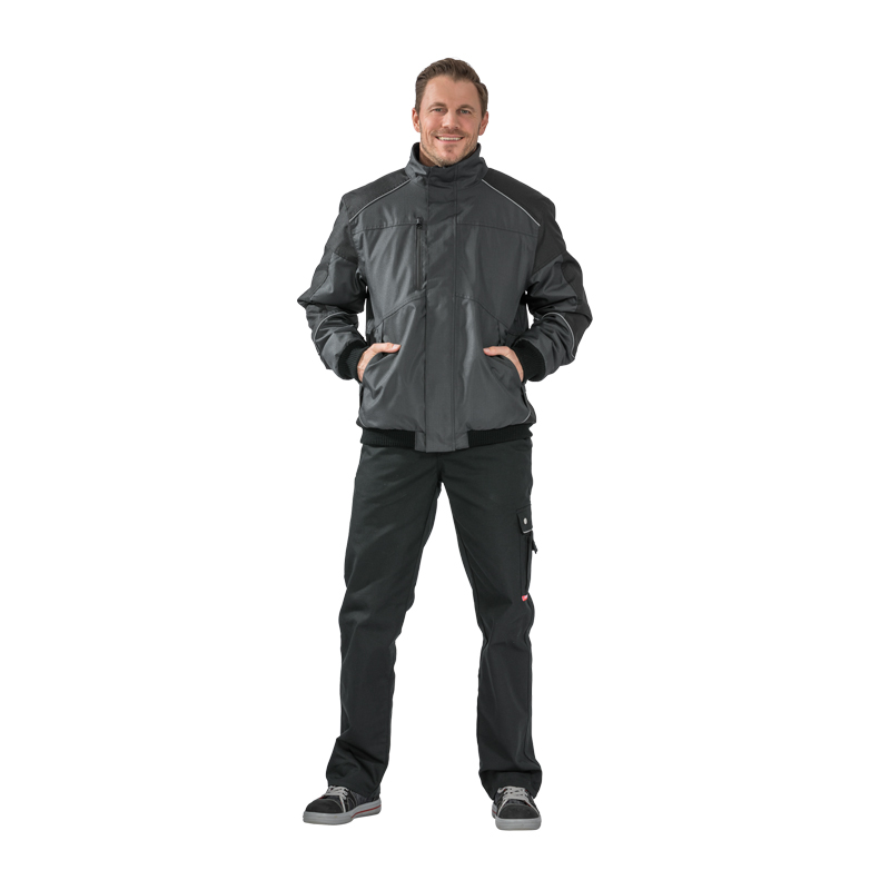 Mann trägt den schwarzen Planam Desert Blouson wasserdichter Wetterschutz frontal, robuste wetterfeste Herrenjacke mit Stehkragen und Taschen