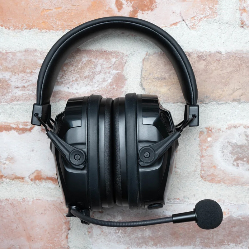 Schwarzes Gehörschutz-Headset mit Mikrofon von Wolf Protection, ideal als Kapselgehörschutz für Kommunikation und Lärmschutz