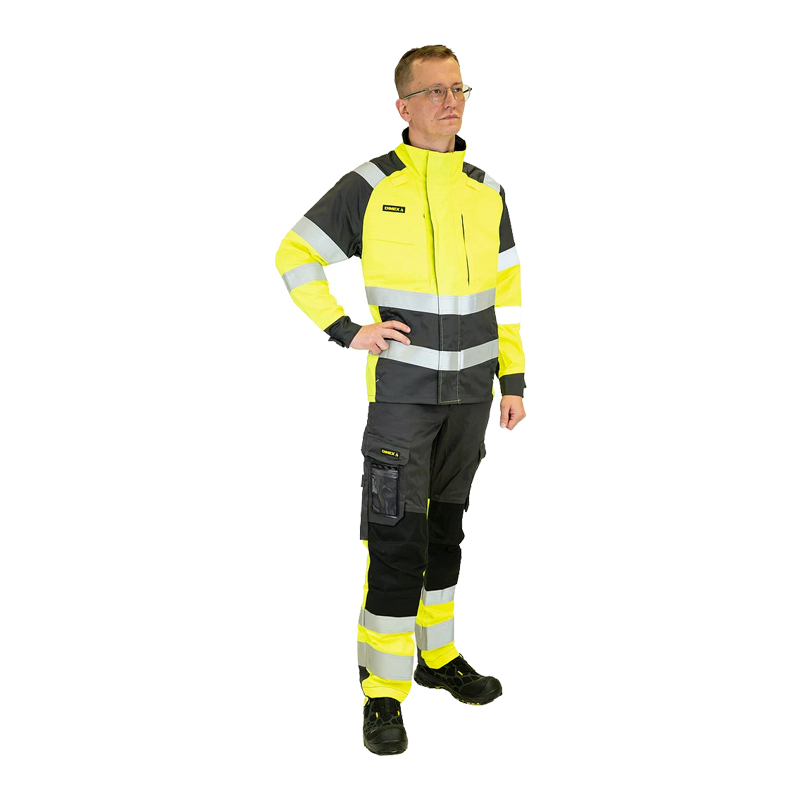 Model trägt Dimex 6112 Stretch MultiNorm Hose mit Kniepolster Klasse 1 in Warnschutzgelb und Schwarz mit Reflexstreifen