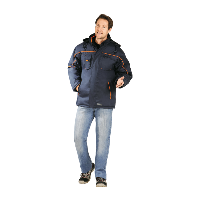 Mann trägt die Planam Piper Jacke wasserdichter Wetterschutz in Marine mit orangefarbenen Details und Kapuze